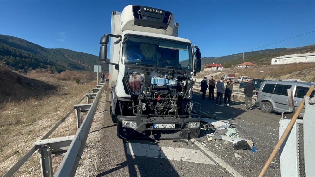 TIR, midibüs ve hafif ticari araç çarpıştı! Çok sayıda yaralı var 1